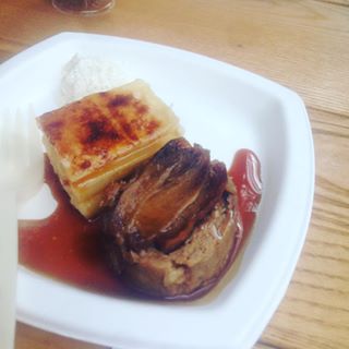 Jarret de veau, gratin de pate e creme a la truffe. Chez Thierry Marx, stand Mandarin Oriental. Sobrecoxa de vitela, pasta au forno e espuma de trufa. Comida de restaurante 2 estrelas Michelin a 8 euros (o pratinho). Chef Thierry Marx, Mandarin Oriental. #foodlover #gastronomia #mandarinoriental #tasteofparis #taste #foodies #gastronomic Jarret de veau, gratin de pate e creme a la truffe. Chez Thierry Marx, stand Mandarin Oriental. Sobrecoxa de vitela, pasta au forno e espuma de trufa. Comida de restaurante 2 estrelas Michelin a 8 euros (o pratinho). Chef Thierry Marx, Mandarin Oriental. #foodlover #gastronomia #mandarinoriental #tasteofparis #taste #foodies #gastronomic