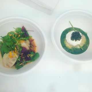  Chez Kei on est la chance de goute son ravioli de homard asiatique et sont crab, oiselle e trufe blanche. Ps mas de tout maos, trop cher 8 et 12 euros le petit barquette. No estande do restaurante Kei do jovem chef Kei Kobayashi pude provar seu ravioli de lagosta molho asiatico e seu caranguejo com trufa branca. Bom, ms caro, pois o prato era minimo. Seguimos.. #gastronomic #foodies #taste #tasteofparis #kei #restaurantparis #food #foodielife #goodfood 