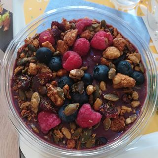 Açai bowl chez Cojan: fruits rouges, amandes caramelises, graines de courge, goji... comme une vrai brésilienne je peux dire franchement, c'était très bon! Bowl de açai do restaurante Cojan aqui em Paris, frutas vermelhas, amendoas carameladas, graos de abobora torrados, geladinho batido com banana... sinceramente tava magnifique. #açai #foodlovers #foodie #food #foodporn #healthyfood #comida #dicas #dicasdeparis #comidaboa #comidasaudavel #parisian #parisienne #parislife #dicasdeviagem #eucomosimnointagram Açai bowl chez Cojan: fruits rouges, amandes caramelises, graines de courge, goji... comme une vrai brésilienne je peux dire franchement, c'était très bon! Bowl de açai do restaurante Cojan aqui em Paris, frutas vermelhas, amendoas carameladas, graos de abobora torrados, geladinho batido com banana... sinceramente tava magnifique. #açai #foodlovers #foodie #food #foodporn #healthyfood #comida #dicas #dicasdeparis #comidaboa #comidasaudavel #parisian #parisienne #parislife #dicasdeviagem #eucomosimnointagram