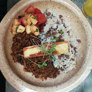  Ici c'est Brèsil ! Baião de dois na manteiga de garrafa, paçoca de carne seca, vinagrete de banana de terra e queijo coalho pra coroar. Fitó Restaurante, São Paulo, Brasil. #viagem #comida #dicasdeviagem  #gastronomia #foodlover #foodie #comidaboa #foodlovers #Cooking #foodart #food #instagood #instafood #yummy #eucomosimnointagram #lovefood #delicia #delicious #cozinha #carne-seca #restaurantes #sãoPaulo #comidabrasileira #bresil #brazil #brasileira #brazilianfoods 