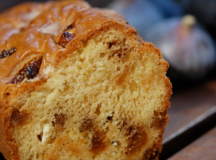 Bolo salgado de figo e queijo de cabra