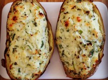 Batata assada com queijo e ervas