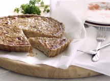 Quiche de cebola e fêta na massa de gergelim